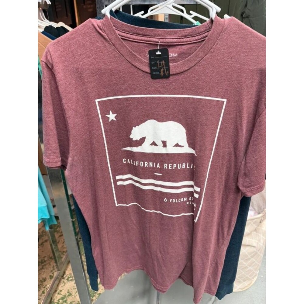 Large men’s Volcom tee